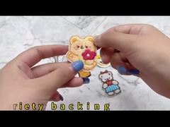 Χαριτωμένα παιδιά που ντύνουν το φιλικό σίδηρο Eco στα μπαλώματα κεντητικής μπαλωμάτων συνήθειας για τις τσάντες