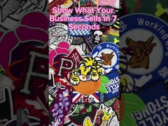 Χαριτωμένα παιδιά που ντύνουν το φιλικό σίδηρο Eco στα μπαλώματα κεντητικής μπαλωμάτων συνήθειας για τις τσάντες