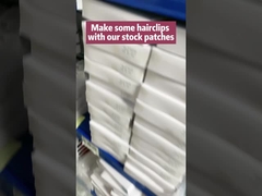 Τα χαριτωμένα παιδιά σιδερώνουν στα μπαλώματα Eco κεντητικής το φιλικό Μαύρο