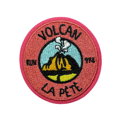 Αποτυπωμένος σε ανάγλυφο Twill σίδηρος στο μπάλωμα κεντητικής γύρω από τα νήματα πολυεστέρα μπαλωμάτων ιματισμού